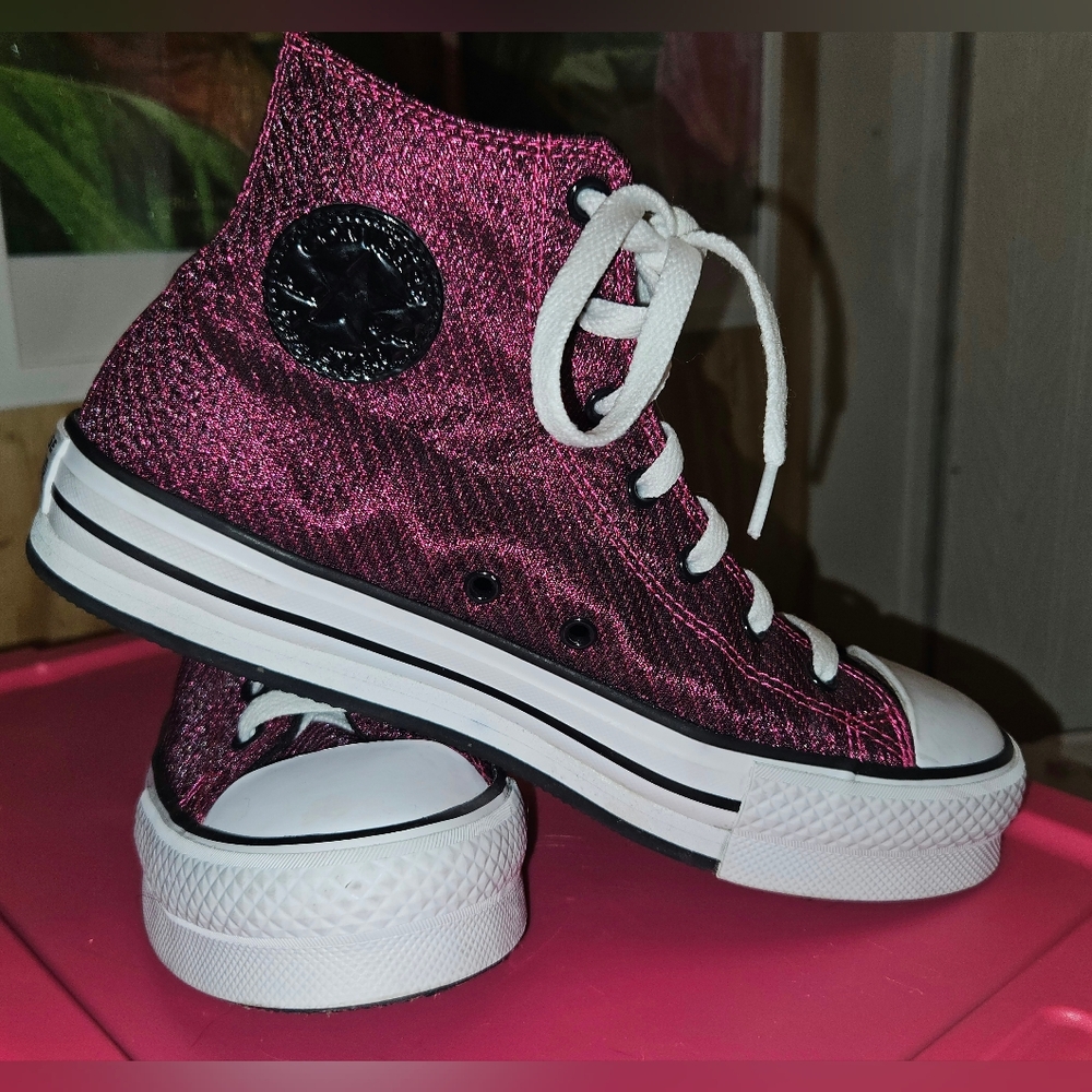 Mens Size 6 Converse -LIKE NEW-